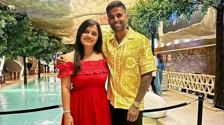 <div class="paragraphs"><p>ಸೂರ್ಯಕುಮಾರ್ ಯಾದವ್ ಮತ್ತು ಪತ್ನಿ ದೇವಿಶಾ ಶೆಟ್ಟಿ</p></div>